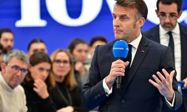 Franca synon të ndjekë Australinë dhe të ndalojë rrjetet sociale për fëmijët