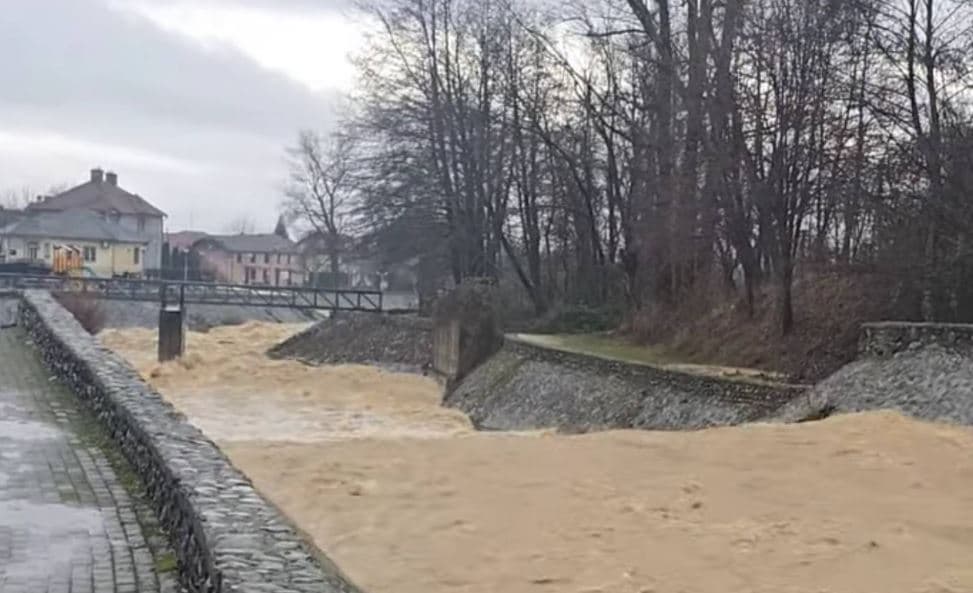 Përmbytjet në Skenderaj shkaktojnë dëme të mëdha materiale, tri ura jashtë funksioni në Llaushë