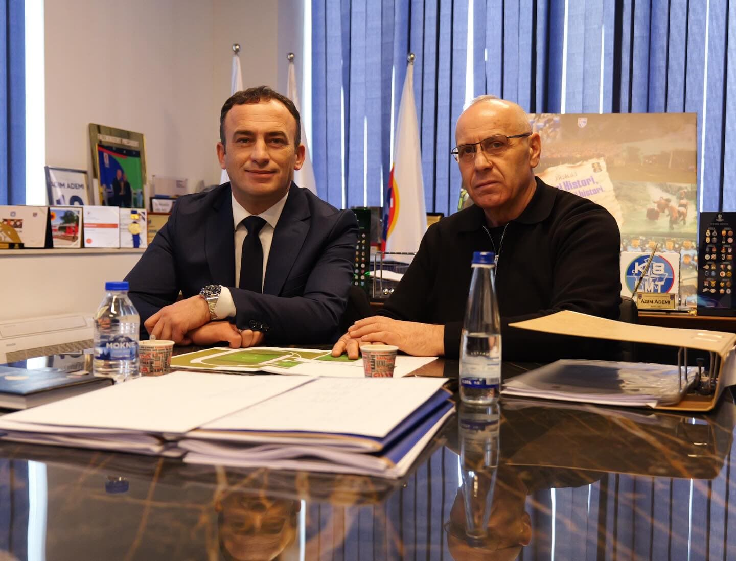 Ademi takon kryetarin e Obiliqit, diskutohet për zhvillimin e futbollit dhe projektet infrastrukturore