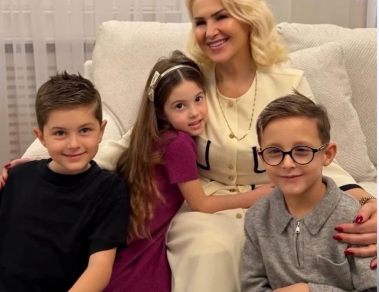 Shyhrete Behluli feston 64-vjetorin e lindjes mes nipave e mbesës