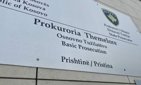 Featured image for Prokuroria Themelore në Prishtinë arreston katër persona për dallavere në lëshimin e lejeve të armëve