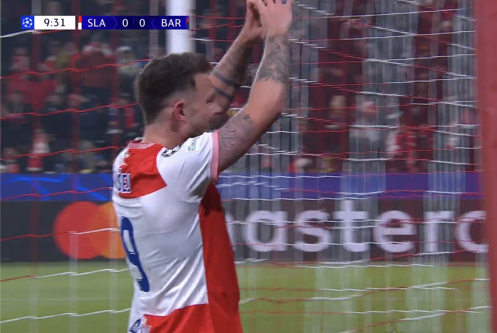 Mbrojtja e Barcelonës në ‘gjumë’ – në epërsi Slavia Praga