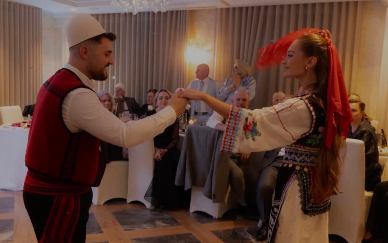 Hamëz Jashari i ri dhe nusja e tij me veshje tradicionale, sa hijeshi e bukuri!