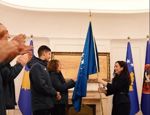 Presidentja Osmani ia dorëzon flamurin e Kosovës skiatorëve për Lojërat Olimpike Dimërore