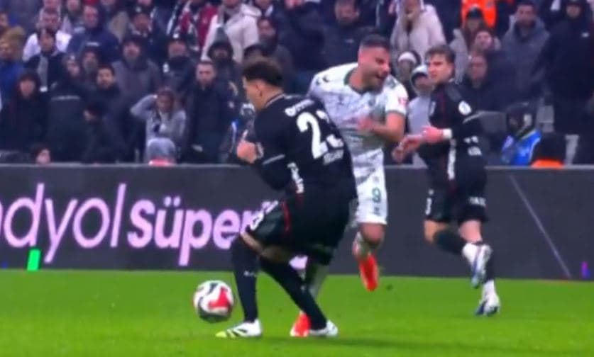 Debutim për t’u harruar, Asllani merr karton të kuq