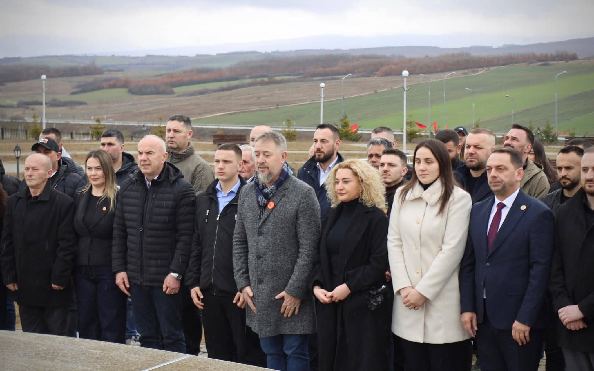 Sami Lushtaku: Para varrit të Adem Jasharit, kujtojmë se u bën 18 vite nga kurorëzimi i sakrificës shekullore me Pavarësinë e Kosovës (FOTO)