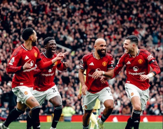Ringjallja e ”Djallit”, Manchester United shënon fitoren e katërt radhazi, mposht edhe Tottenhamin