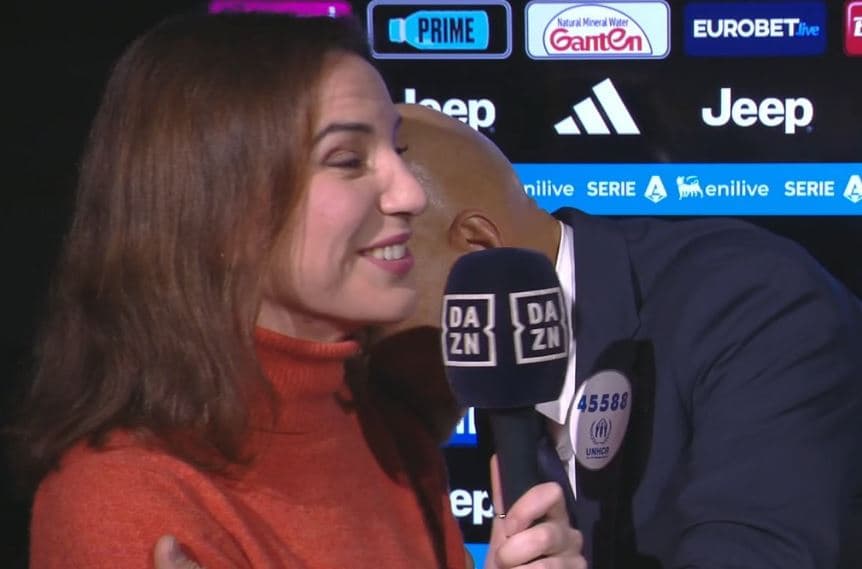 Spalletti e puth gazetarën gjatë intervistës: Edhe kjo është faull!