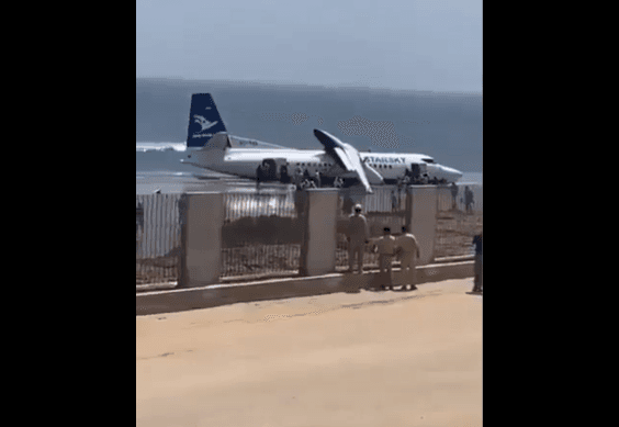 Aeroplani me plot pasagjerë ateron në një plazh (Pamje)
