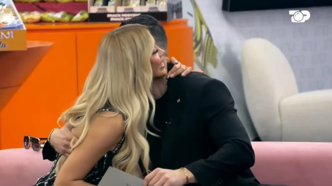 Surprizë romantike në shtëpi: Mateo i dedikon një poezi në italisht Brikenës, banorja e përqafon në Prime
