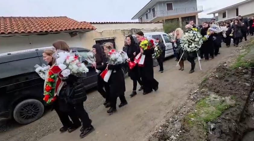 Featured image for Lot dhe dhimbje, përcillen për në banesën e fundit 4 anëtarët e familjes Kola