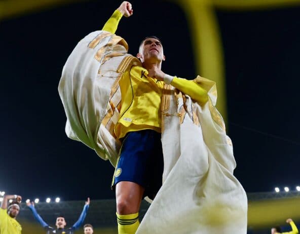 Ronaldo e feston dygolëshin dhe kreun e tabelës me veshje tradicionale të Arabisë Saudite
