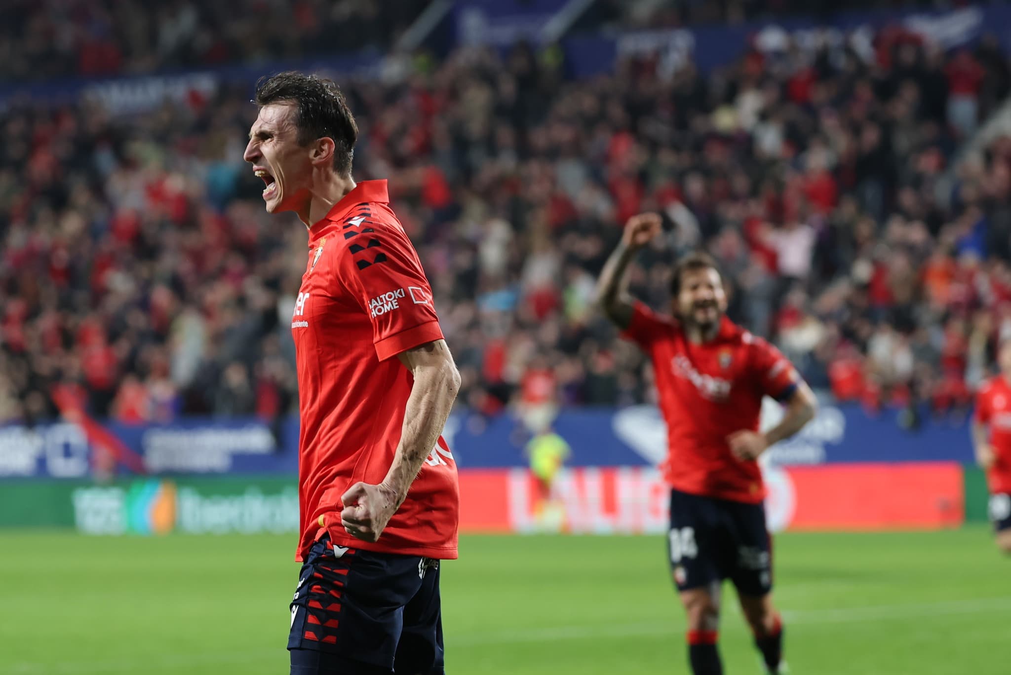 Barcelona buzëqesh, Osasuna tall “mbretërit” e Madridit