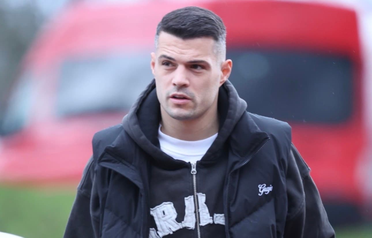 Granit Xhaka reagon në mbrojtje të Romaine Mundle, tifozët e kritikojnë ashpër