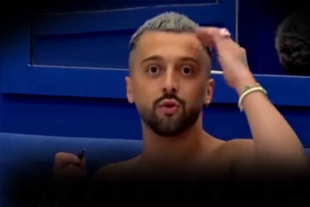 Gjesti publikon pamje nga dhoma e hoteli, habit me veprimin e tij
