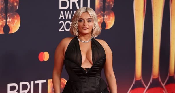 Spektakël në BRIT Awards, Bebe Rexha shkëlqen në tapetin e kuq
