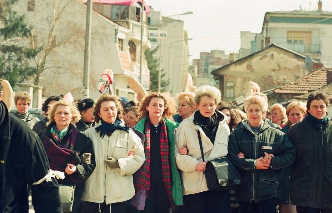 FOTO LAJM “Një bukë për Drenicën” – kur gratë u bënë zëri i rezistencës, të prirura nga profesoresha nga Skenderaj Sala Ahmeti