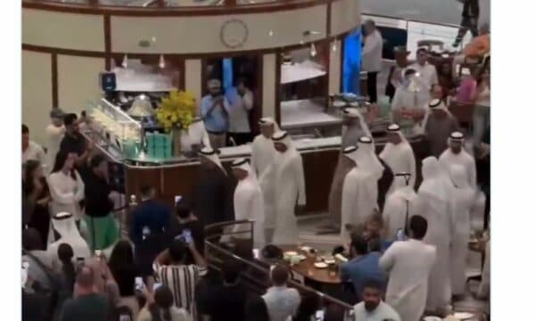 Shëtitje dhe kafe mes blerësve në “Dubai Mall”, udhëheqësit e Emirateve të Bashkuara Arabe qetësojnë qytetarët