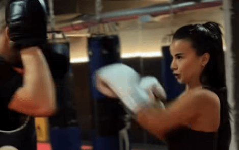 Rina e sfidon veten me kickbox
