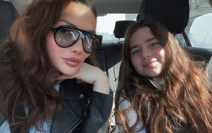 Drenusha Latifi publikon selfie me vajzën e saj, si dy pika uji