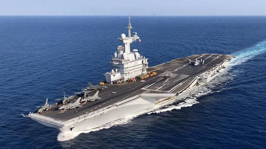 Franca vendos anije luftarake në Mesdhe, Presidenti Macron drejt Qipros