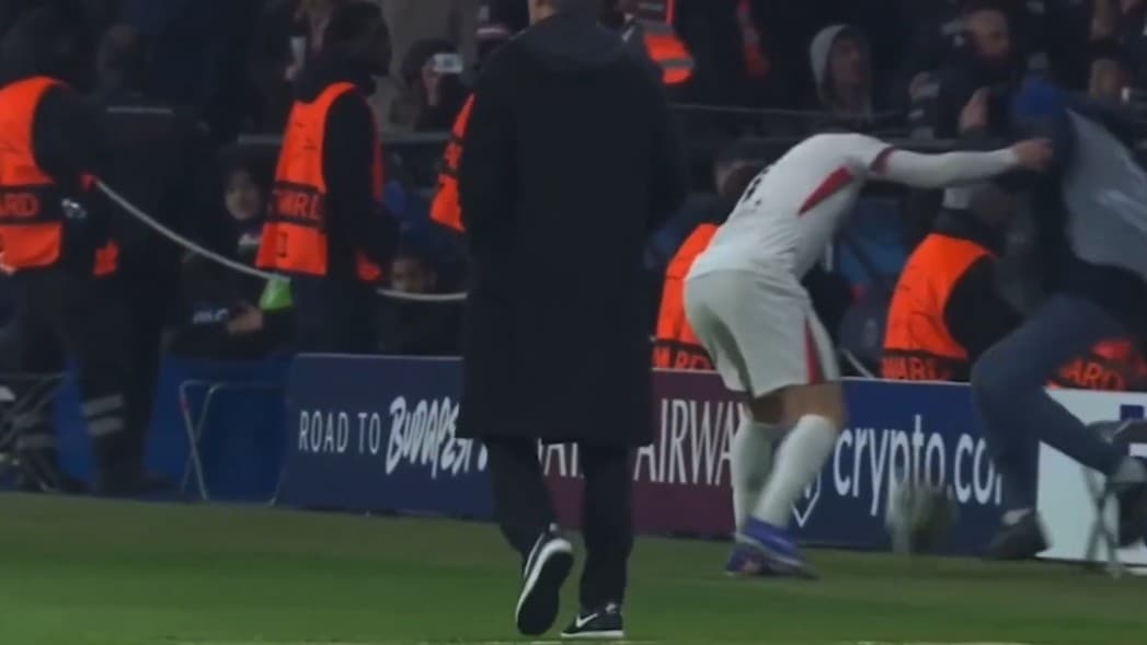 Momente tensioni në PSG – Chelsea, Pedro Neto e përplas në tokë një mbledhës topash