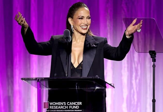 JLo merr pjesë në eventin kundër “Kancerit të grave”, mahnit me paraqitjen surprizë