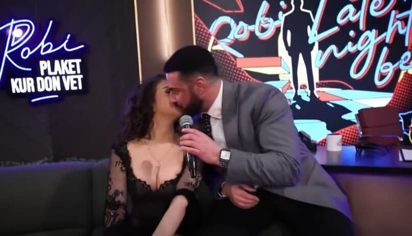 E papritur, Roberti puth në buzë Vivienin