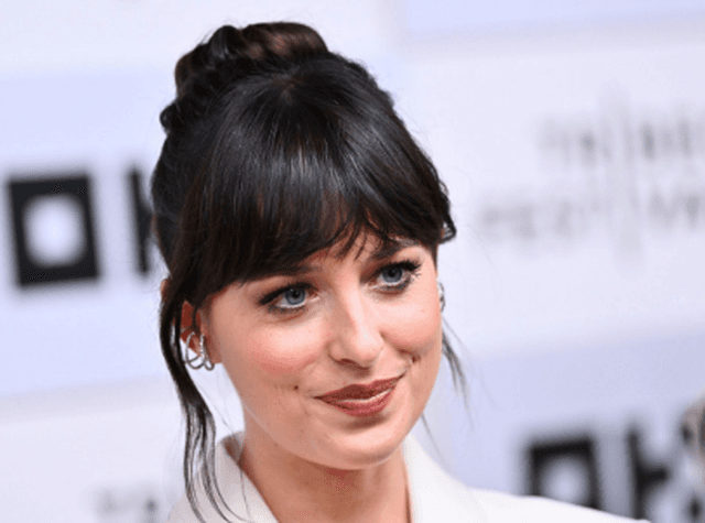 Pas ndarjes nga Chris Martin, Dakota Johnson ‘braktis’ jetën e saj dashurore