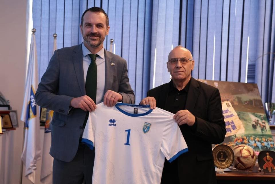 Ambasadori i Irlandës viziton Federatën e Futbollit të Kosovës dhe diskuton ndeshjet historike të Nations League