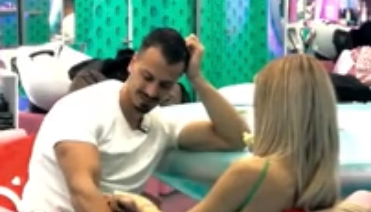 Mateo kalon kufijtë e ngacmimeve, Brikena shfaqet me të nx*ra në krah