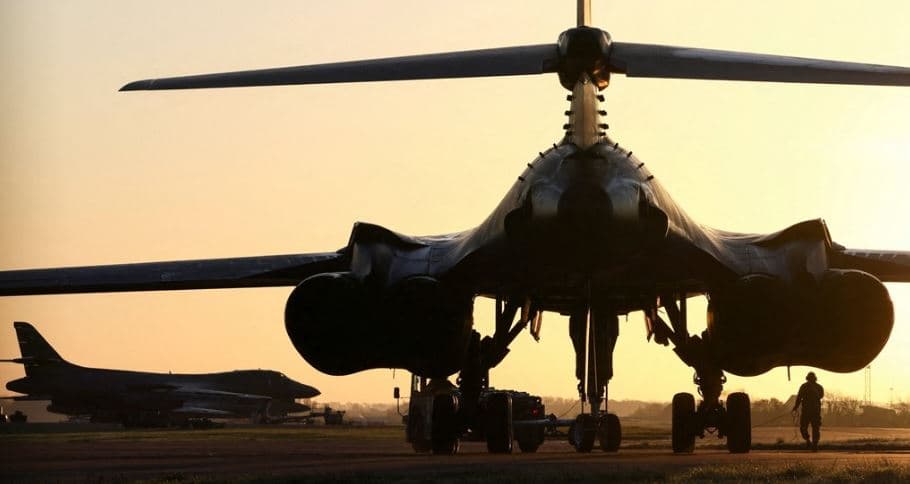 Bombarduesit amerikanë drejt zonës së luftës, ngarkohen me municione në RAF Fairford