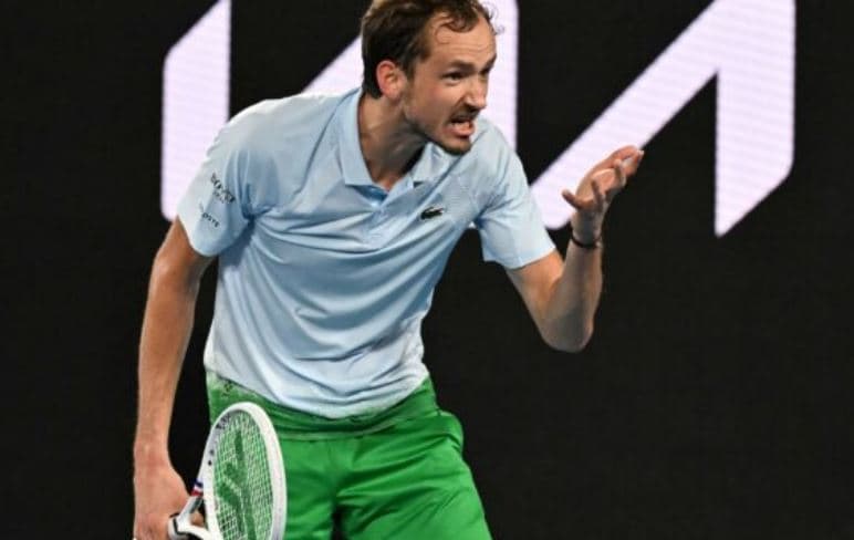 Medvedev thyen rekordin e Alcarazit dhe arrin finalen e “Indian Wells Open”