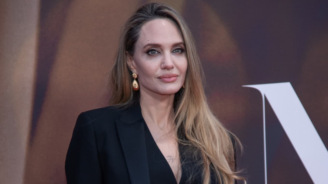 “Nuk është ajo!” – Pamja e Angelina Jolie në një event në Shangai shkakton spekulime në rrjet, dyshime për një klon ose sozi