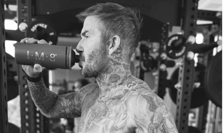 David Beckham heq bluzën, fansat “shpërthejnë” në komente