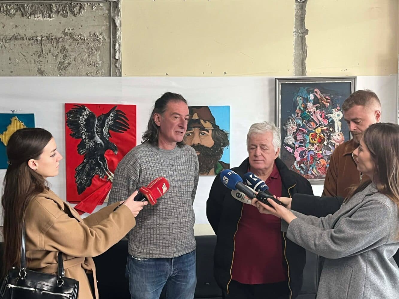 “Artistët në hap me luftëtarët” – ekspozitë në shenjë pakënaqësie ndaj gjykimeve në Hagë
