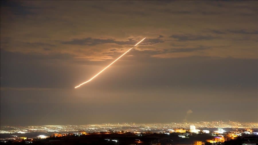 Sistemet e mbrojtjes ajrore të Emirateve të Bashkuara Arabe reagojnë ndaj 79 raketave dhe dronëve të Iranit