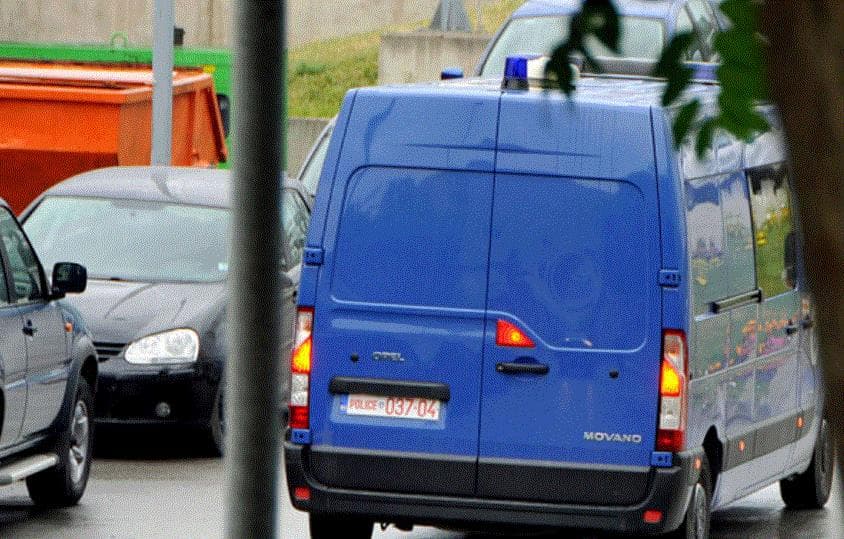 Arrest për krime lufte në Kaçanik, armë dhe uniformë e MUP-it gjenden në bastisje
