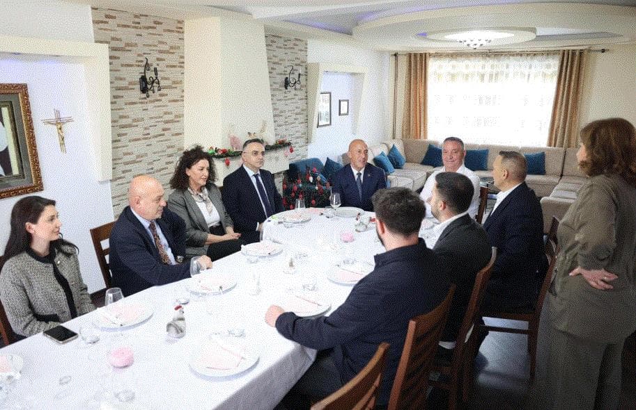 Ramush Haradinaj kremton Pashkët me familje shqiptare në Klinë