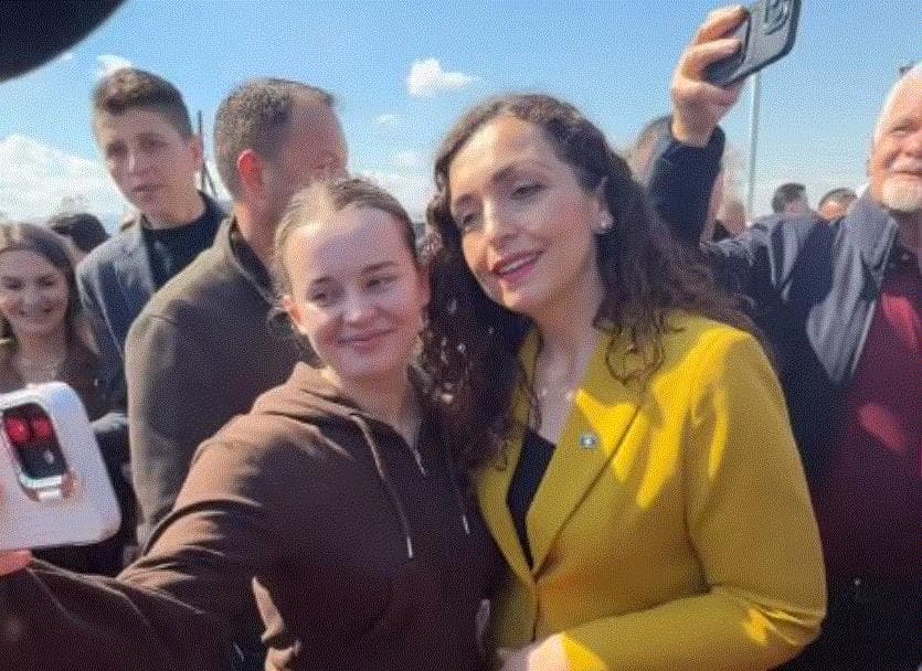 Ish-presidentja Osmani rrethohet nga qytetarët në Viti, pritet me ngrohtësi