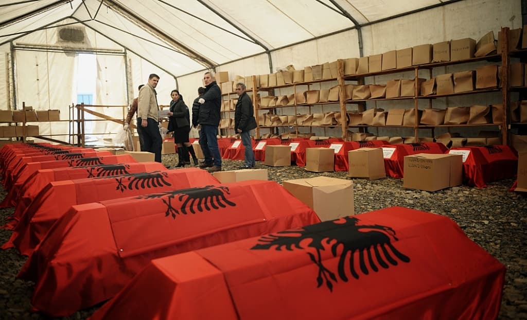 ​Mes lotëve e dhimbjes dëshmitarët dhe familjarët e të vrarëve kujtojnë masakrën e Rezallës