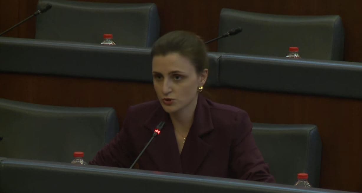 Ymeri: Ligjet po caktohen përmes mesazheve në telefon, jo në Kuvend