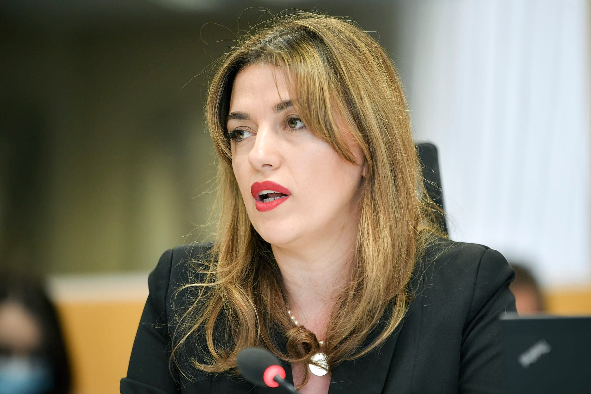 Albulena Haxhiu njofton për kohën e varrimit të babait të saj, falënderon për ngushëllimet