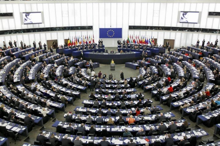 Eurodeputeti austriak: Elita politike s’është gati për kompromis, rruga e Kosovës po pengohet nga problemi me Serbinë
