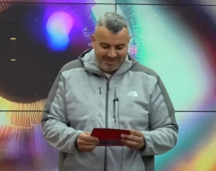 Rogerti thyen kutinë e emergjencës, ajo që gjeti nuk ishte ajo që priste