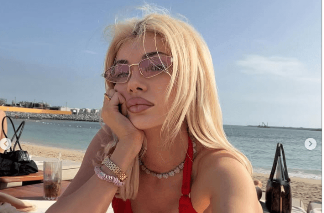 Era Istrefi “ndez rrjetin”,  pozat provokuese që po çmendin ndjekësit