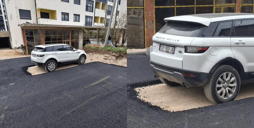 Asfalt vetëm përreth – vetura e parkuar e lë të pashtruar një pjesë poshtë saj në Prishtinë
