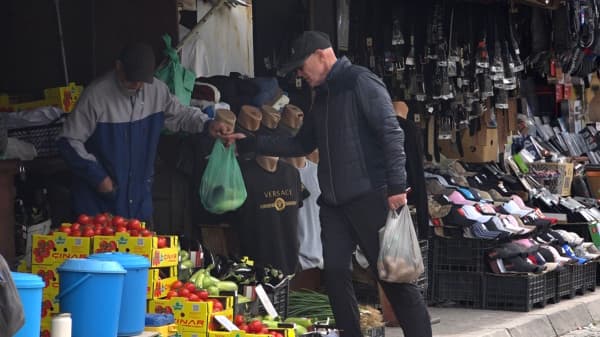 Vezët arrijnë në 6 euro, e bashkë me to shtrenjtohen edhe produktet tjera – Ankohen qytetarët e tregtarët thonë se s’kanë konsumatorë