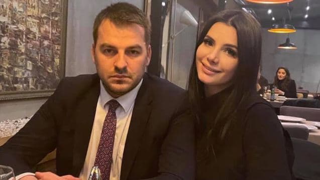 Dikur familjarët ishin vetëm për dasma, sot në pozita të larta shtetërore  – Gruaja e Armend Mujës emërohet drejtoreshë në një departament të MINT-it
