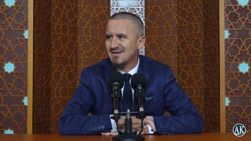 Faqja “Lolita” thotë se hoxha Ahmed Kalaja ua  pezulloi llogaritë në Instagram dhe Facebook